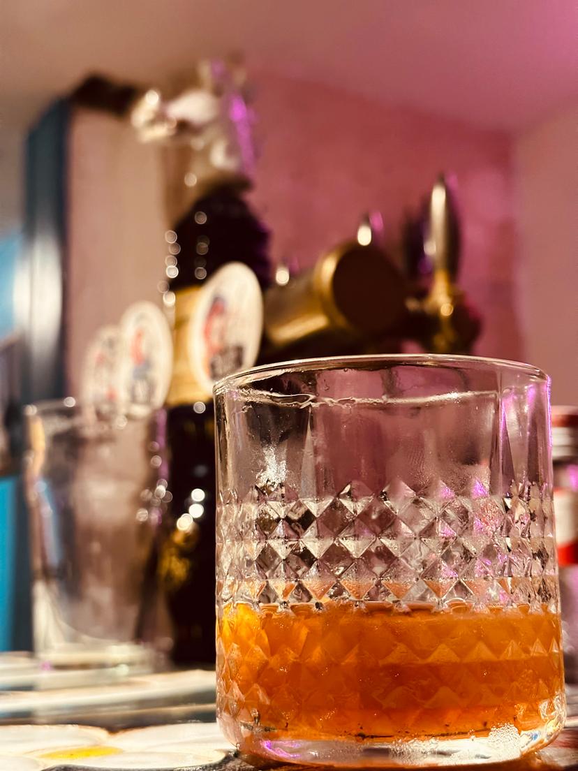 Un verre de whisky posé sur le bar.