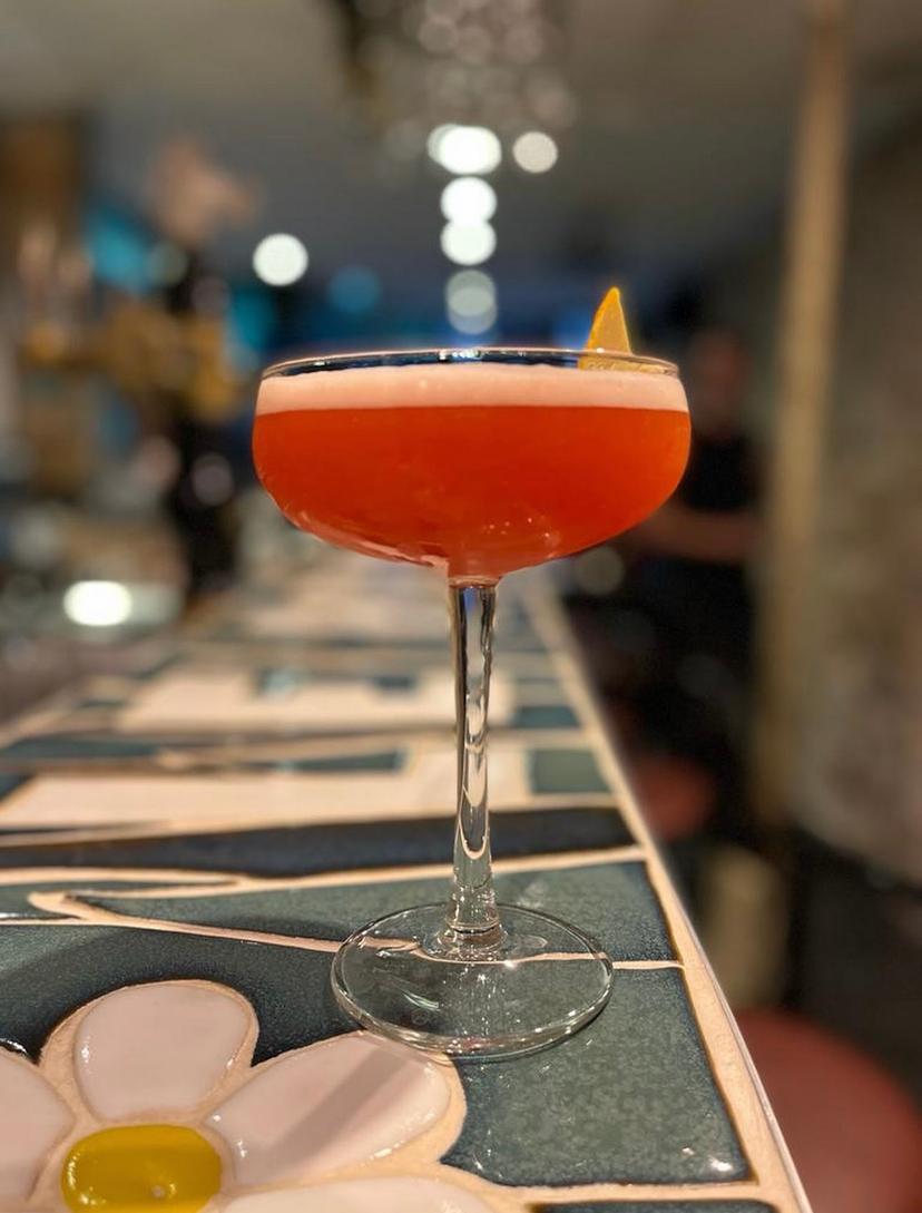 Un cocktail sur-mesure posé sur le bar.